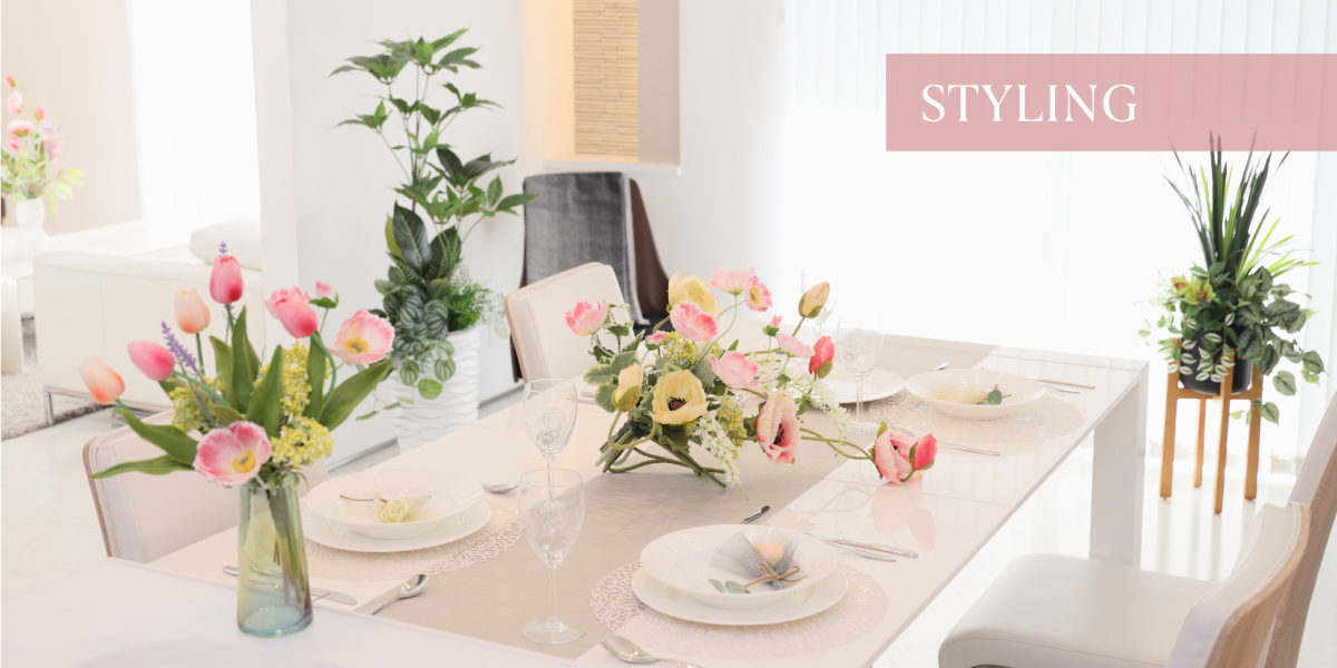 ホワイトインテリアと春の花が奏でるナチュラルエレガントなスタイル