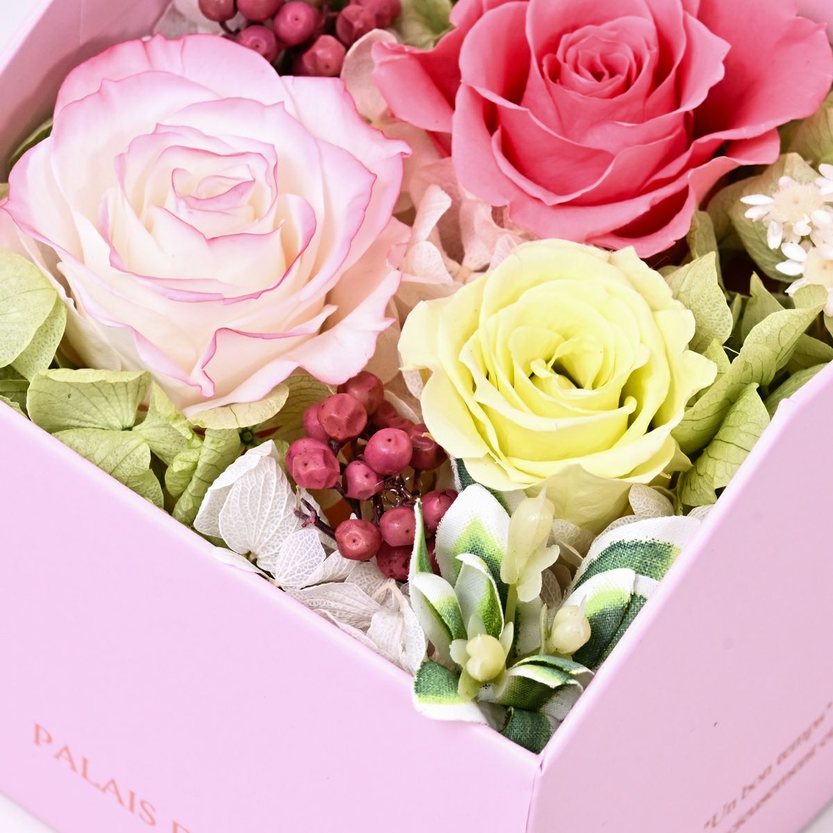 高級感あるBOX入り、プリザーブドフラワーアレンジメント、豪華薔薇